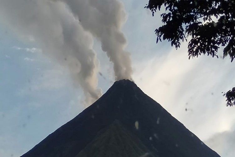 Gunung Karangetang mengeluarkan asap putih tebal, Selasa (11/6/2019) lalu.