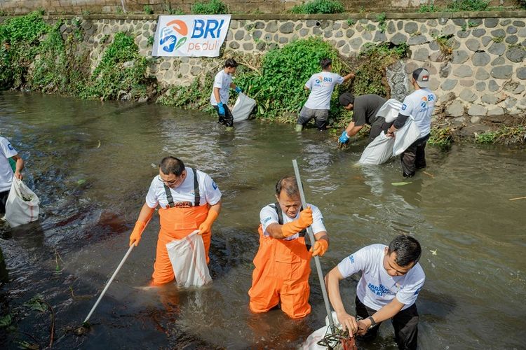 BRI melalui melalui program Jaga Sungai Jaga Kehidupan mengajak masyarakat membersihkan sungai utnuk memperkecil potensi terjadinya banjir saat hujan sekaligus menggerakan ekonomi masyarakat.
