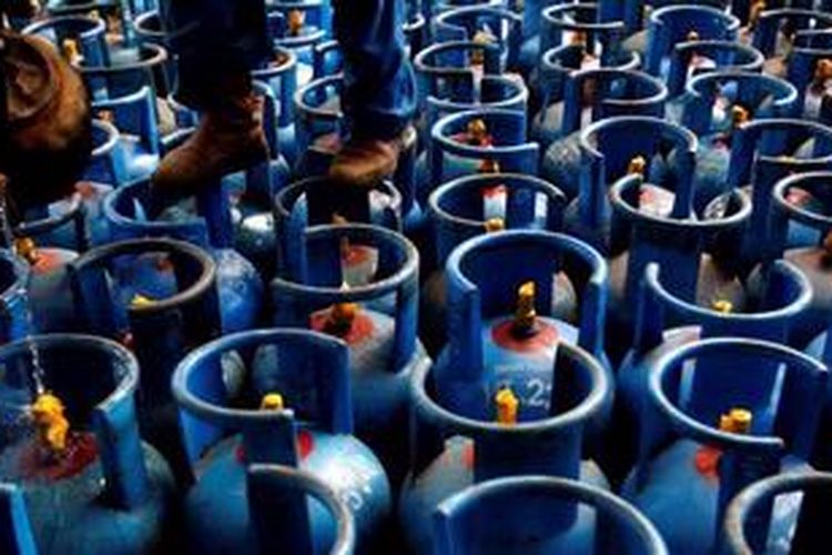 Ilustrasi: Dedi (42) pegawai distributor gas elpiji PT Limas Raga Inti, Bandung, Jawa Barat, memasang segel pada gas elpiji 12 kilogram, Kamis (28/2/2013).