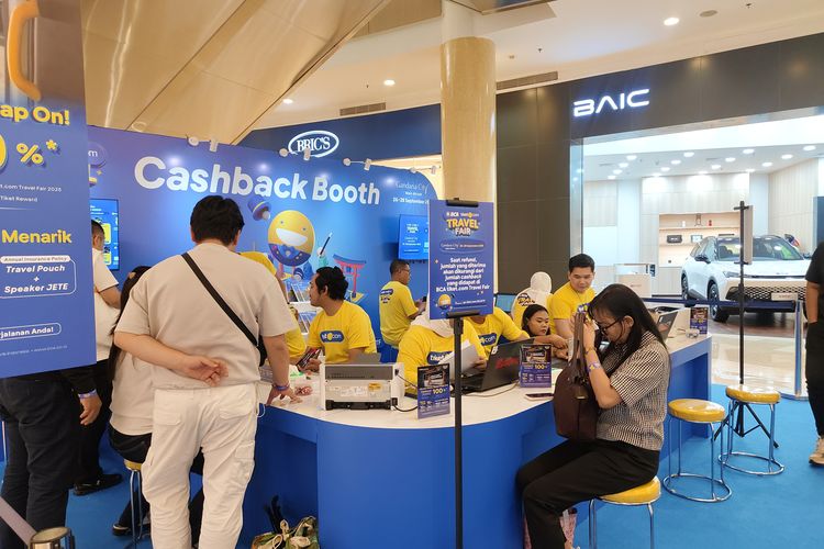 Suasana pameran perjalanan BCA Tiket.com Travel Fair 2025 di mal Gandaria City, Jakarta Selatan pada Jumat (26/9/2025). 