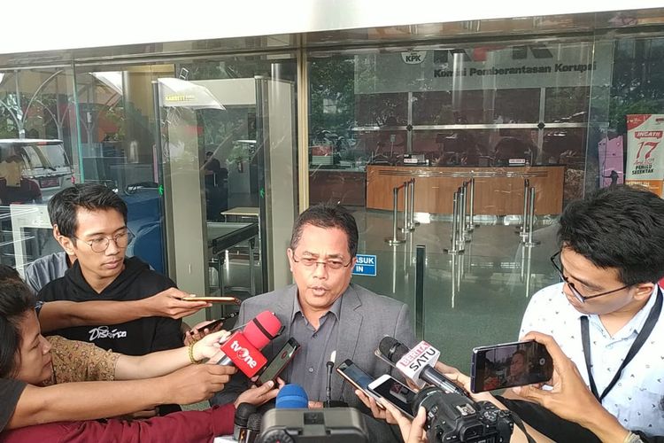 Sekretaris Jenderal DPR Indra Iskandar seusai diperiksa sebagai saksi di Gedung Komisi Pemberantasan Korupsi (KPK), Jakarta, Senin (22/4/2019).
