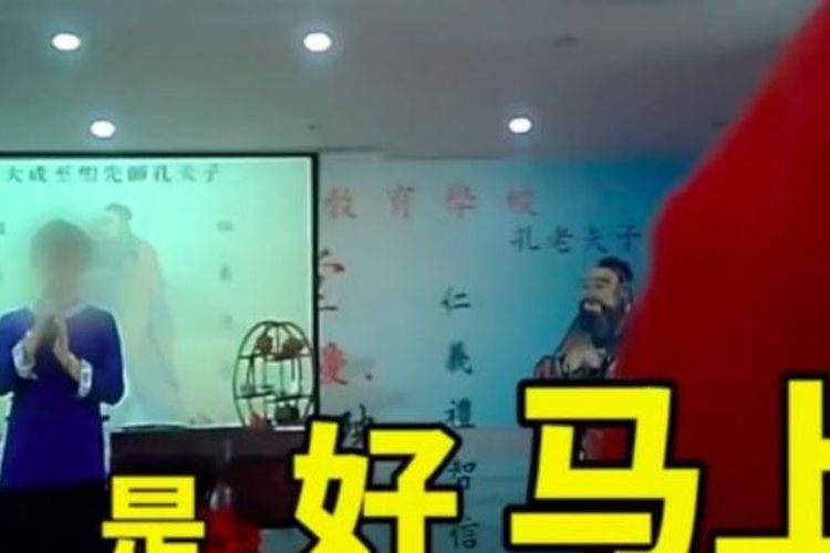 Salah satu penggalan video yang memperlihatkan seorang siswa Sekolah Moralitas Perempuan di China