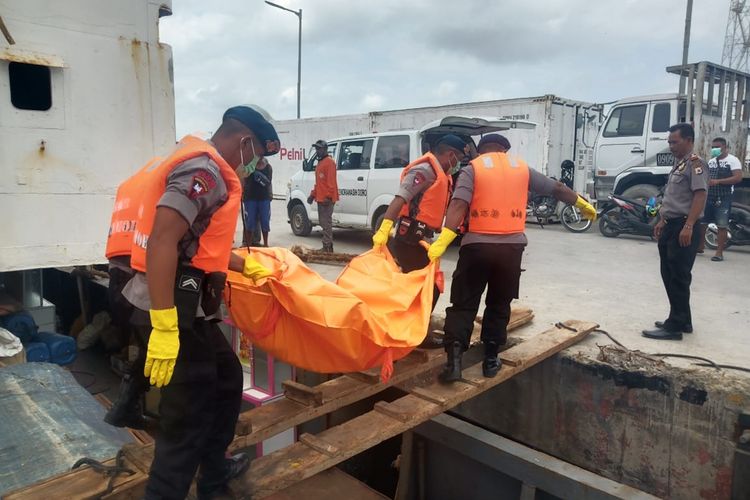 Satu jasad Anak Buah Kapal (ABK) KM Mina Sejati yang teridentifikasi bernama Riri Prasetyo di evakuasi ke Pelabuhan Dobo, Kepulauan Aru, Maluku, Senin (2/8/2019) Foto dok Kabid Humas Polda Maluku