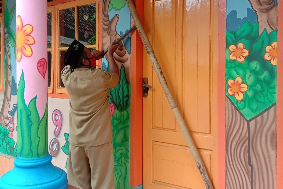 Bambu yang menyegel sekolah TK dan PAUD di Maron dilepas. 