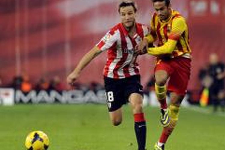 Gelandang Athletic Bilbao Ander Iturraspe berebut bola dengan penyerang Barcelona, Neymar, pada laga Liga BBVA, di San Mames, Minggu (1/12/2013).