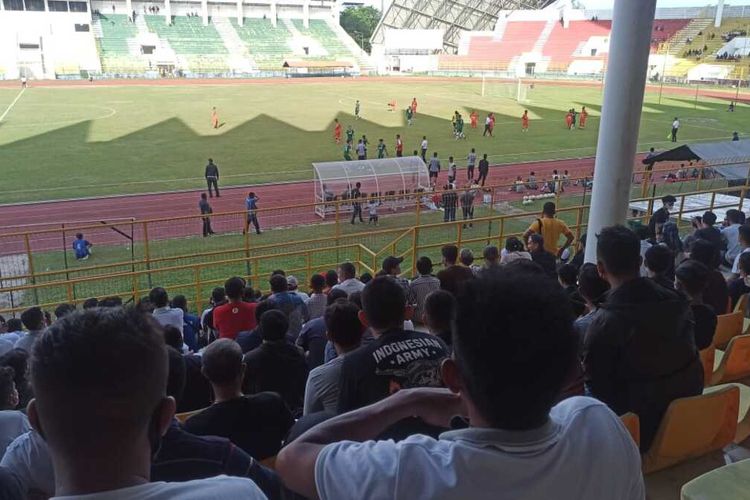 Foto diabadikan oleh penonton Agus. Suasana uji coba pertandingan keseblasan Persiraja Banda Aceh dengan PSMS Medan yang berlansung di Sation Lhong Raya Banda Aceh, Minggu (27/06/2021)