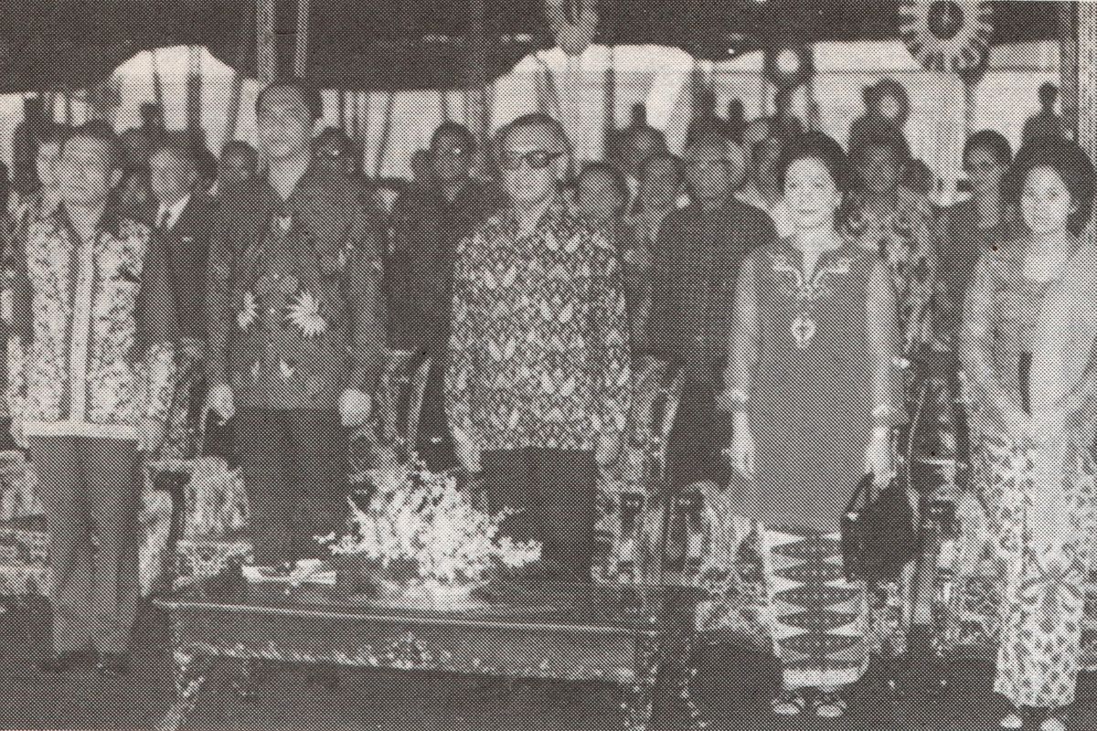 Wakil Presiden Hamengku Buwono hadir dalam acara pembukaan Jakarta Fair II didampingi Ali Sadikin dan istrinya.