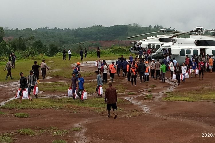 Kepala Sekretariat Presiden, Heru Budi Hartono mewakili Presiden Joko Widodo memberi bantuan sembako terhadap korban yang mengungsi di Kantor Kecamatan Sukajaya, Kabupaten Bogor, Jawa Barat, Minggu (5/1/2020).