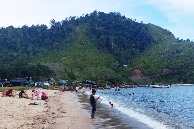 Pantai Paku Mandeh di Sumatera Barat.