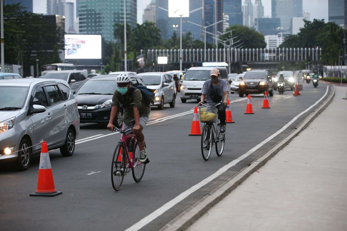 Warga bersepeda di Jalan Jenderal Sudirman, Jakarta, Senin (21/9/2020). Menteri Perhubungan Budi Karya Sumadi menerbitkan Peraturan Menteri Perhubungan Nomor 59 Tahun 2020 tentang Keselamatan Pesepeda di Jalan.