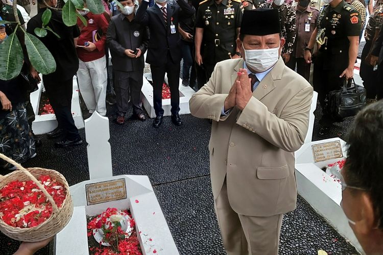 Menteri Pertahanan Prabowo Subianto saat berziarah di Taman Makam Pahlawan (TMP) Taruna di Kota Tangerang, Rabu (26/1/2022) 