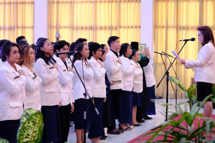 Para apoteker baru Universitas Sanata Dharma (USD) Yogyakarta saat diambil sumpahnya.