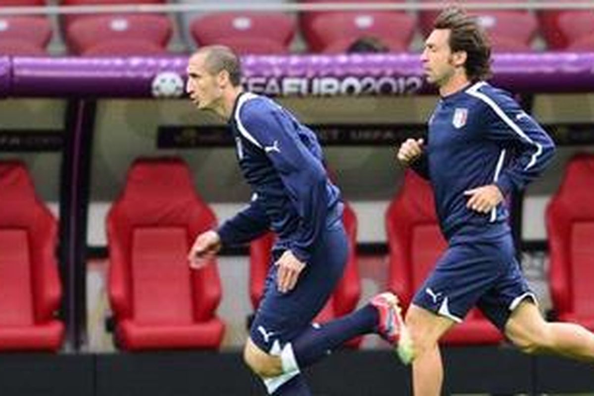 Bek Italia, Giorgio Chiellini (kanan), dan gelandang Andrea Pirlo menjalani sesi latihan tim di Stadion Nasional Warsawa, Rabu (27/6/2012). 