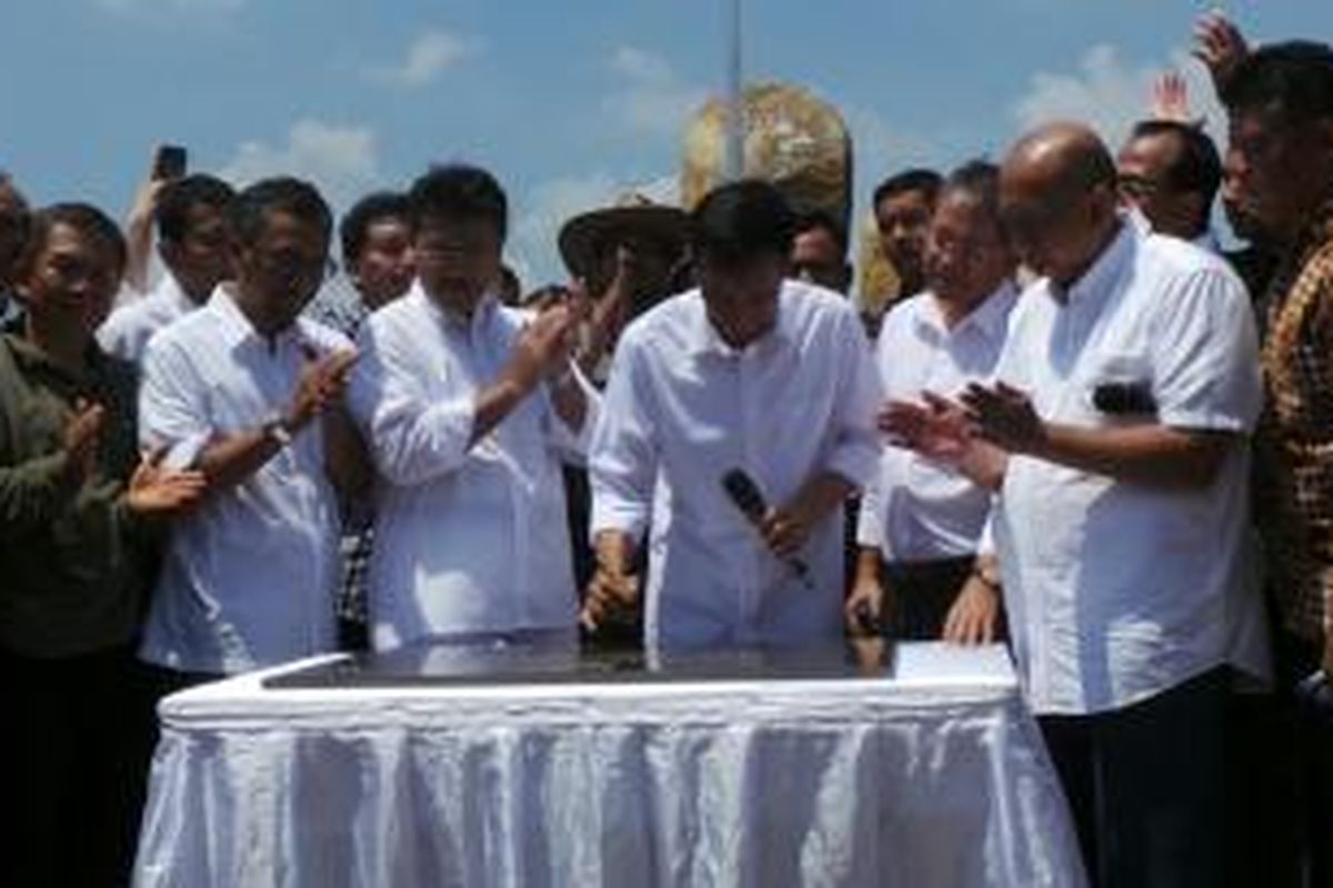 Gubernur DKI Jakarta Joko Widodo menandatangani prasasti peresmian Taman Waduk Pluit, Penjaringan, Jakarta Utara, Sabtu (17/8/2013).