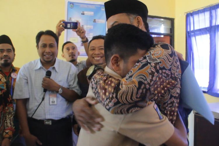 Aldi Irpan, siswa SMAN 1 Sembalun, memeluk Kepala Sekolahnya, Sadikin Ali setelah menerima surat kelulusan, Sabtu (25/5/2019)