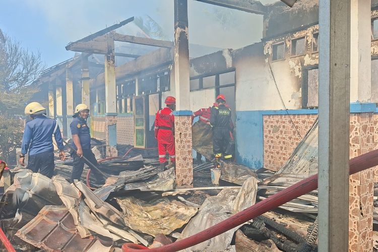 Warga Bakar Sampah Merambat ke Sekolah, 7 Kelas dan 1 Gudang SMPN 19 Bengkulu Ludes Terbakar