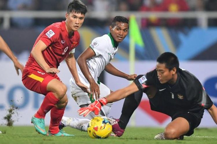 Kurnia Meiga mengamankan gawangnya dari serangan pemain Vietnam pada semifinal Piala AFF 2016, Rabu (7/12/2016).