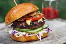 Resep Burger Rumahan, Lengkap dengan Saus dan Salad kol