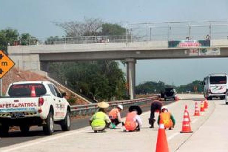 Pekerja memperbaiki salah satu ruas Jalan Tol Cikopo-Palimanan (Cipali) arah Cikopo di Kilometer 178, Rabu (8/7). Perbaikan dan penambahan fasilitas di ruas Jalan Tol Cipali terus dilakukan menjelang Lebaran.