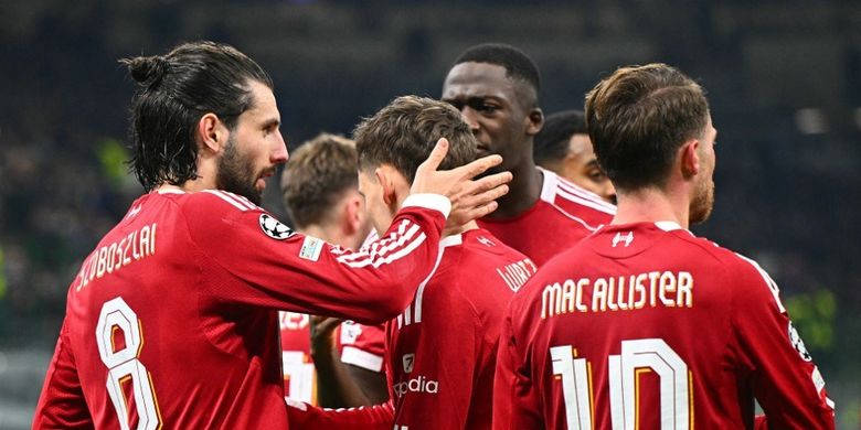 Dominik Szoboszlai (kiri) merayakan gol dengan rekan satu timnya dalam pertandingan sepak bola Liga Champions Inter Milan vs Liverpool di stadion San Siro di Milan, pada 9 Desember 2025. (Foto oleh Stefano RELLANDINI / AFP)