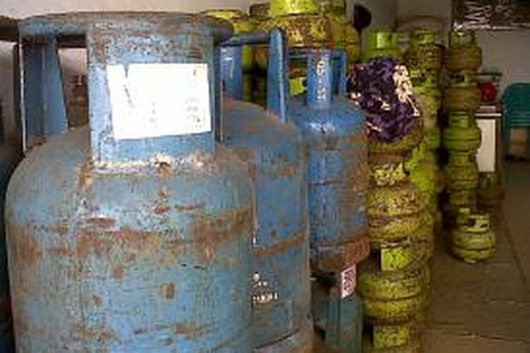 Sejumlah agen tabung gas di Kabupaten Bone, Sulawesi Selatan kehabisan stok tabung gas 12 kilogram dan memicu kenaikan harga tabung gas ukuran 3 kilogram. Jumat, (3/1/2014).