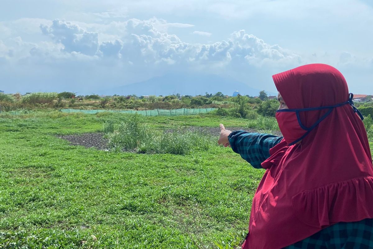 Sumarlin (47) saat menunjukkan lokasi pengeboran sumur minyak gas  yang membuat rumahnya rawan banjir karena penurunan tanah.