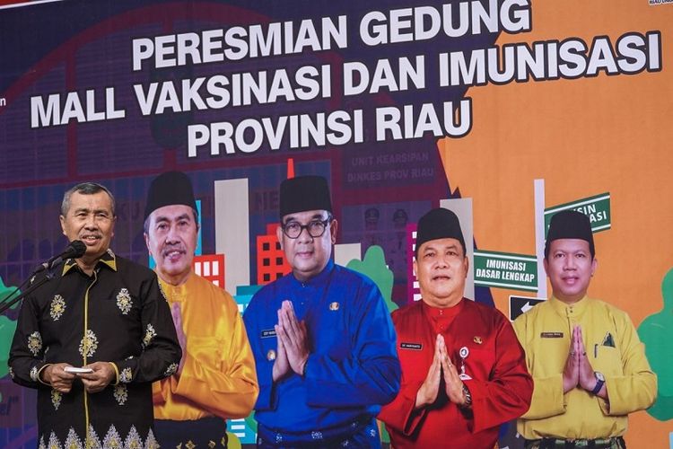 Gubernur Riau (Gubri) Syamsuar melakukan pidato saat peresmian Mall Vaksinasi Covid-19 dan Imunisasi Rutin di Gedung Arsip Dinas Kesehatan (Dinkes) Riau, Jalan Melur Pekanbaru, Kamis (11/8/2022). 