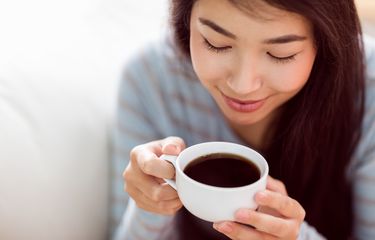 Minum kopi saat berbuka puasa bisa memicu asam lambung naik.