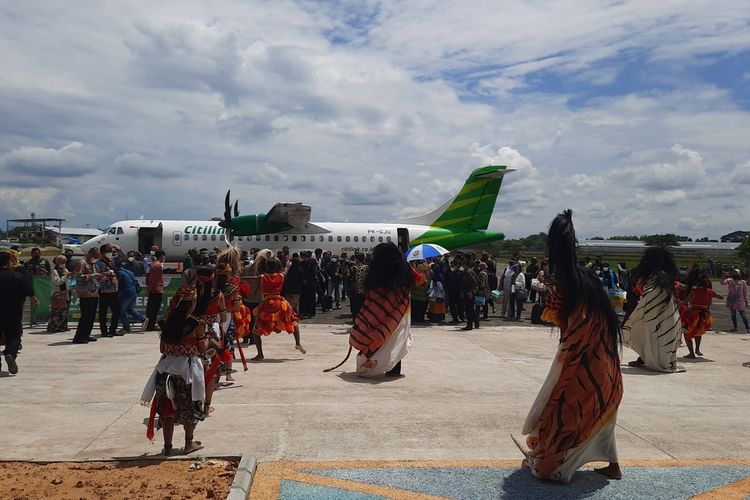 Pesawat Citilink resmi mendarat untuk pertama kalinya di Bandara Ngloram, Blora, Jumat (26/11/2021)