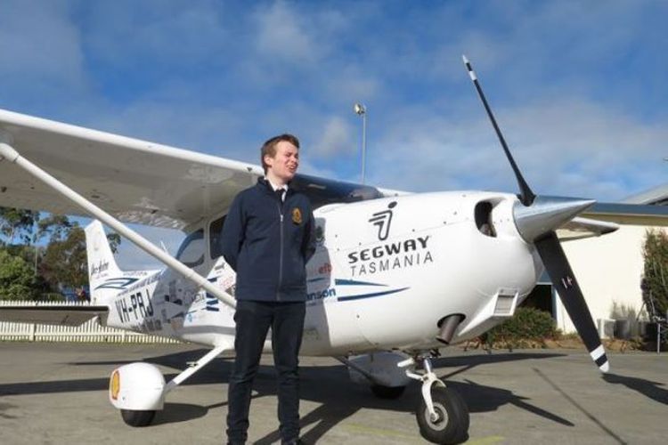 Oliver OHalloran (17) berpose bersama pesawat Cessna yang akan diterbangkannya mengelilingi Australia.