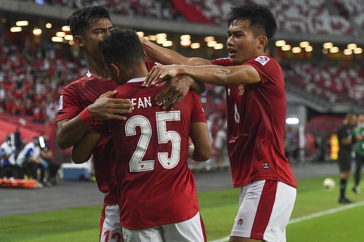 Pemain Indonesia Irfan Jaya melakukan selebrasi seusai mencetak gol pertamanya ke gawang Malaysia pada laga Grup B Piala AFF 2020 antara Indonesia vs Malaysia di Stadion Nasional Singapura pada 19 Desember 2021.