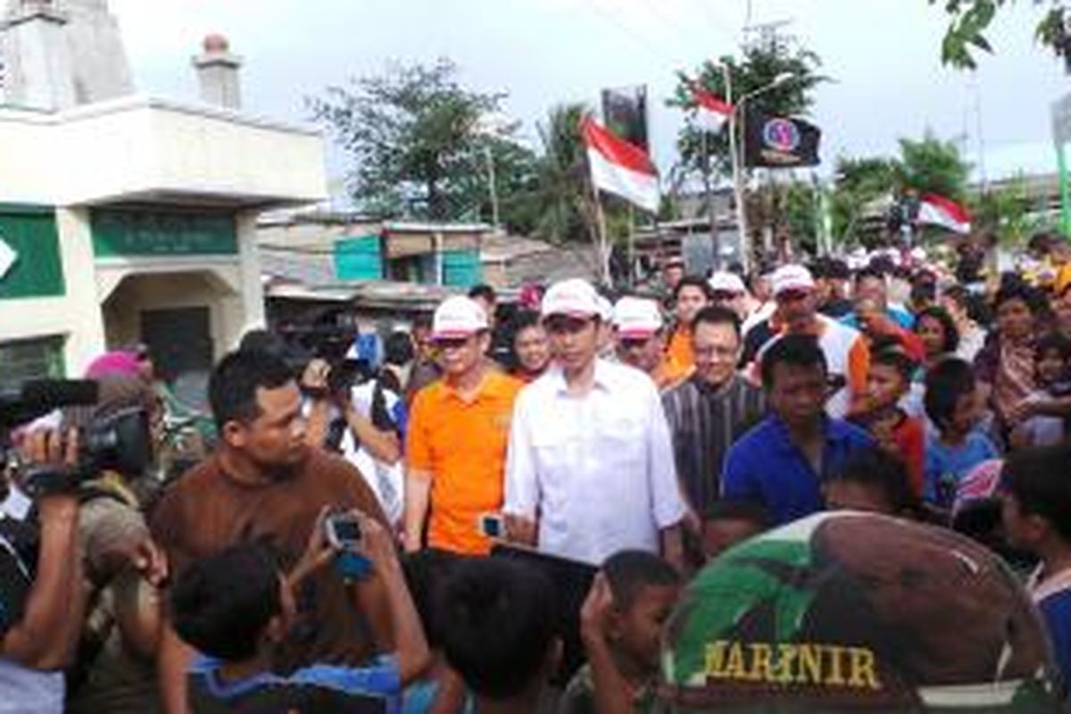 Gubernur DKI Jakarta Joko Widodo saat blusukan ke Jati Pulo, Jakarta Barat, Minggu (5/1/2014).