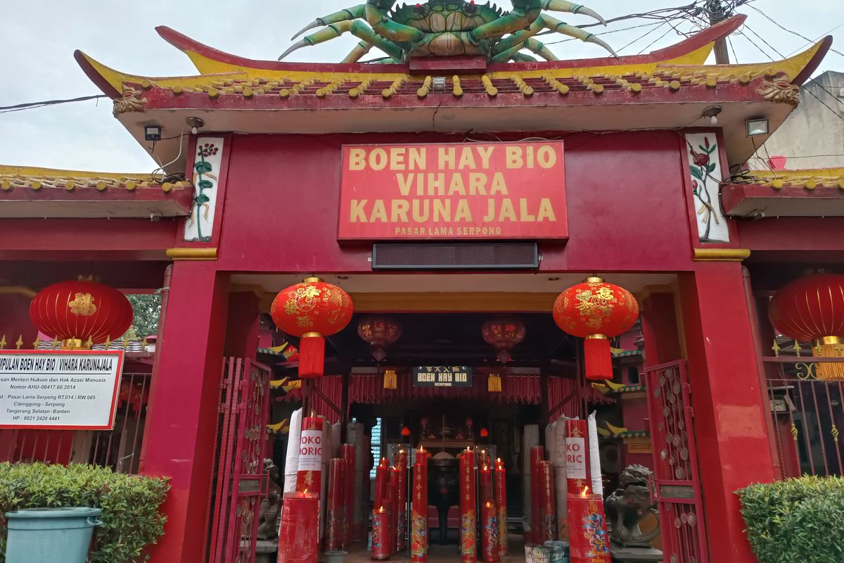 Vihara Boen Hay Bio, tempat ibadah yang berlokasi di Jalan Pasar Lama Serpong, RT 014 RW 005 Cilenggang, Tangerang Selatan, merupakan tempat ibadah tertua etnis Tionghoa dan umat Buddha di wilayah Tangerang Selatan. 
