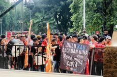 Ramai Yel-yel Pendukung Pramono-Doel di Hotel Sultan Jelang Debat Terakhir