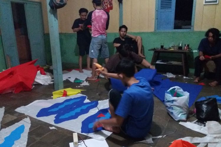 Warga mempersiapkan karya benderannya yang akan diikutkan pada Festival Bendera di Desa Gardu, Kecamatan Karangpadan, Kabupaten Karanganyar, Jawa Tengah, Sabtu (30/12/2017) dan Minggu (31/12/2017). 