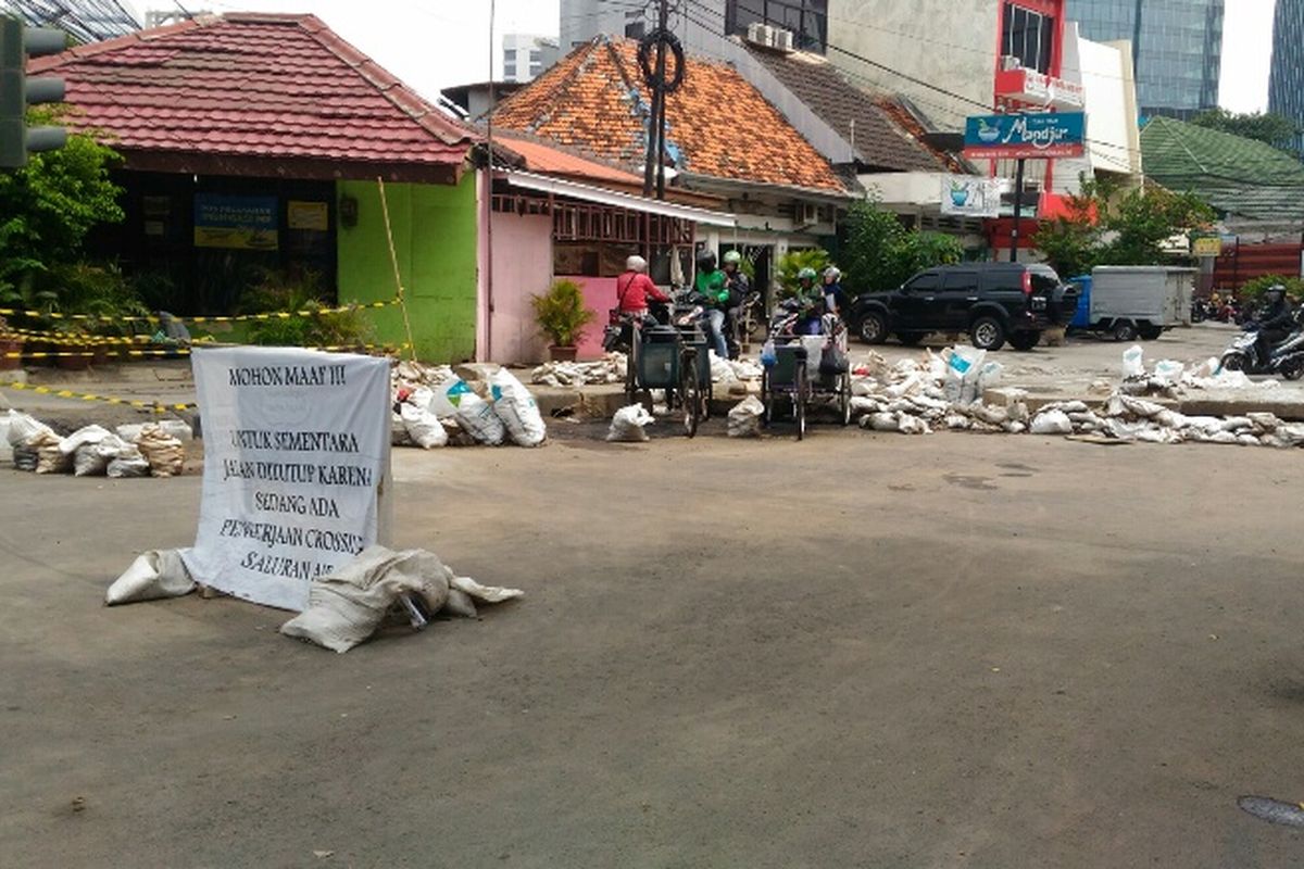 Pengendara motor melintasi trotoar imbas pengerjaan crossing saluran air di Jalan KH Wahid Hasyim, Selasa (10/10/2017).