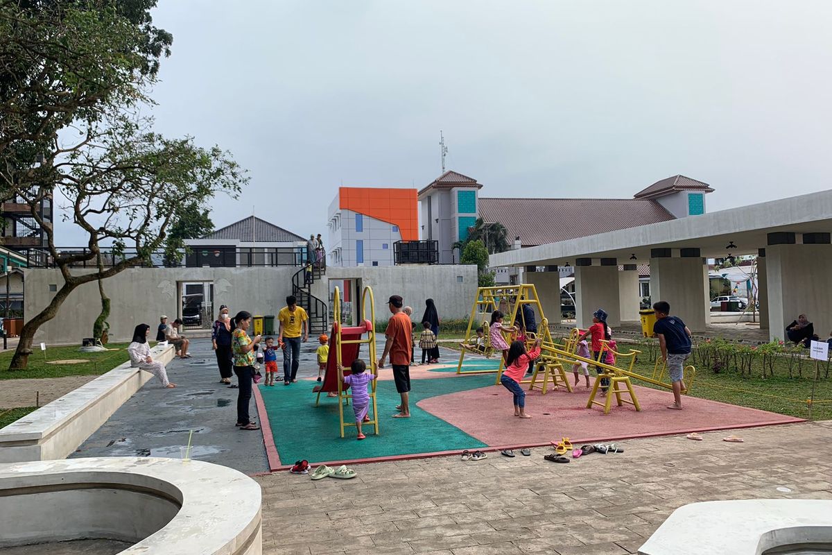 Alun alun Pamulang, Tangerang Selatan, pada Jumat (10/3/2023) sore dipenuhi warga sekitar, terutama anak-anak yang ingin menikmati bermain ayunan dan perosotan.