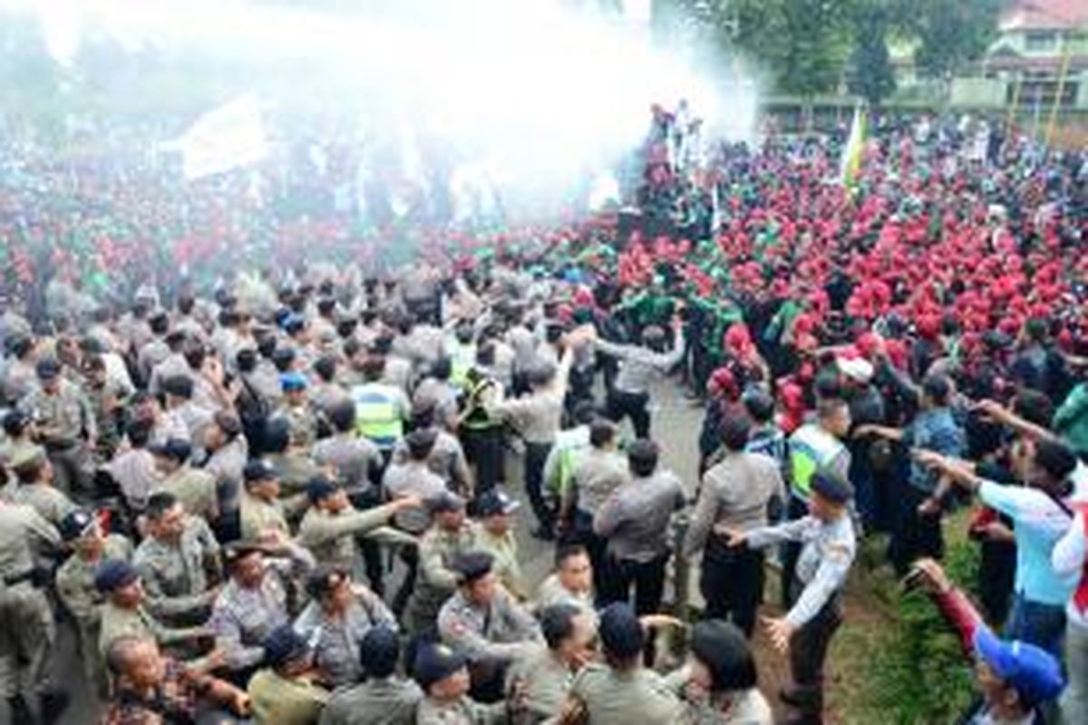 Ribuan buruh di Kabupaten Bogor bentrok dengan aparat kepolisian di depan gerbang Tegar Beriman, Jumat (14/11/2014).