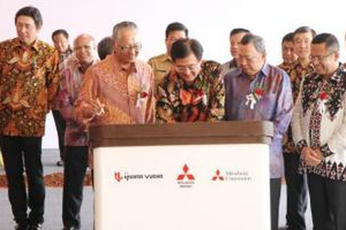 Osamu Masuko, Chairman of the Board dan CEO Mitsubishi Motors Corporation tengah mendnatangani plakat pabrik baru didampingi Menteri Perindustrian Saleh Husin.
