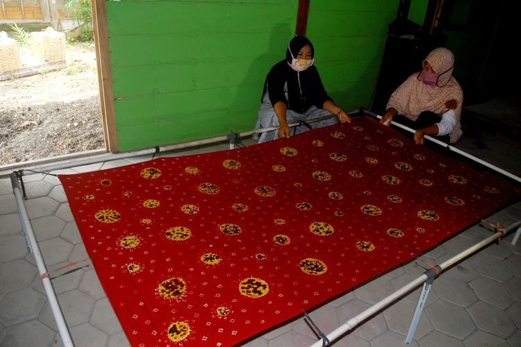 Suasana pembuatan batik tulis Virus Corona serta motif lain di rumah Kartini (38) di Dusun Cangkring, Desa Grabagan, Kecamatan Kradenan, Kabupaten Grobogan, Jawa Tengah, Kamis (26/11/2020). 