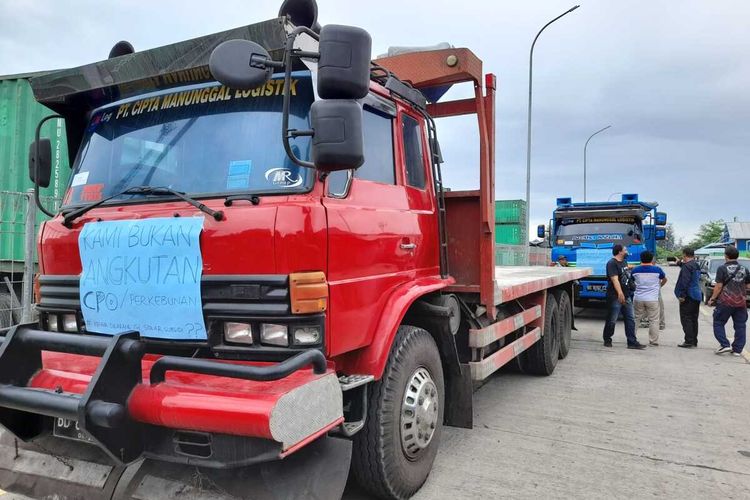 Puluhan mobil truk tronton angkutan peti kemas di Pelabuhan Pulau Baai, Pelindo Regional II, Bengkulu mogok beroperasi sejak Rabu (28/9/2022). Akibat aksi mogok itu akibatkankontainer Tol Laut,  berisi logistik terlantar” atau tak diangkut di parkiran pelabuhan.