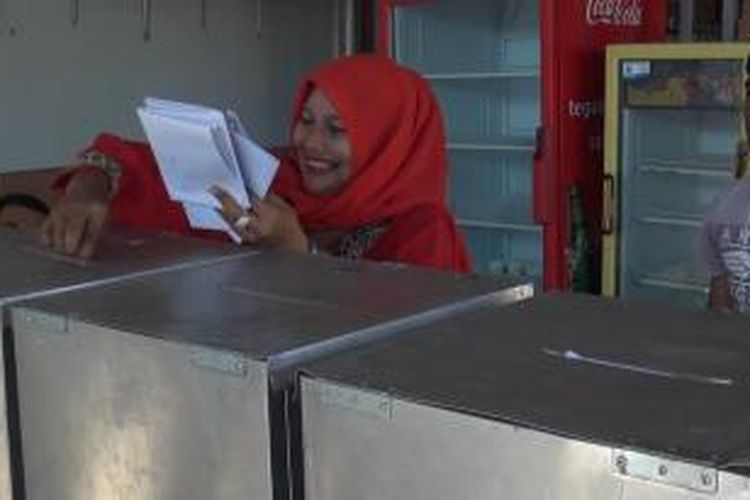 Seorang warga binaan rutan Lhoknga, Aceh Besar terlihat sedang memasukkan kertas suaranya di TPS III Rutan Lhoknga, Aceh Besar, Rabu (9/4/2014). Sebanyak 57 warga binaan rutan Lhoknga ikut memilih wakil rakyat pada Pileg kali ini. *****K12-11