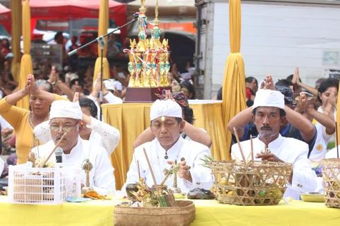 Umat Hindu Bandar Lampung Sembahyang Tawur Agung di Bundaran Adipura