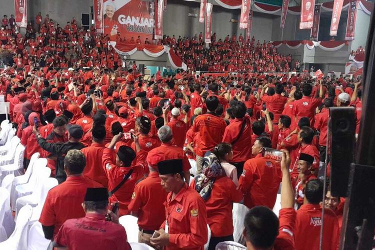 Ribuan kader partai PDIP menghadiri acara konsolidasi dalam rangka untuk memenangkan pemilu 2024 yang berlangsung di Gor Ranau Kompleks Jakabaring Sport City (JSC) Palembang, Sumatera Selatan, Sabtu (20/5/2023). Acara tersebut dihadiri langsung oleh Balon Capres PDIP Ganjar Pranowo