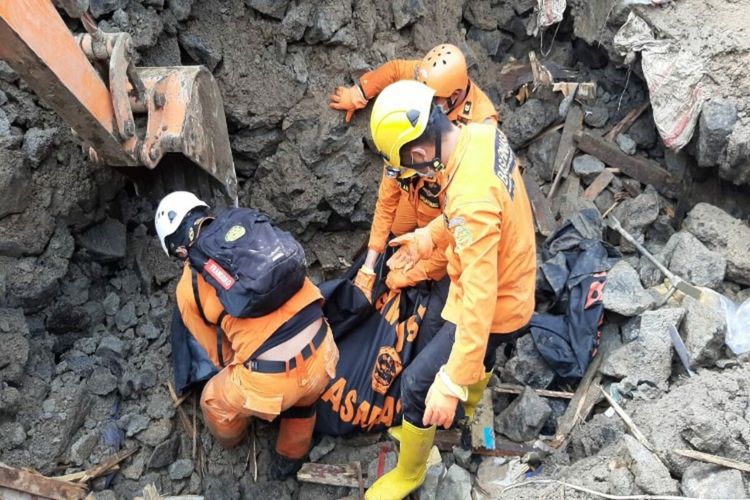 Tim SAR saat mengevakuasi korban tewas tanah longsor yang menimpah salah satu tempat kos di Kelurahan Malalayang I Barat, Kecamatan Malalayang, Kota Manado, ulawesi Utara.