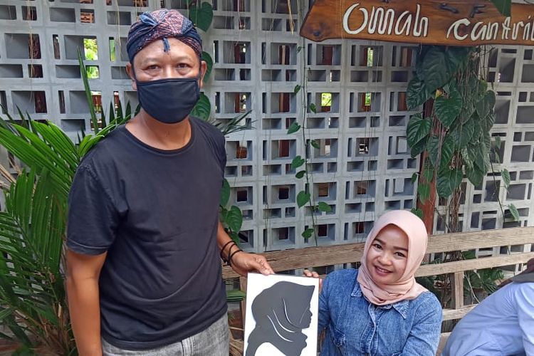 Tempat wisata di Kulon Progo - Seniman siluet kertas di Omah Cantrik, Kulon Progo, Yogyakarta.