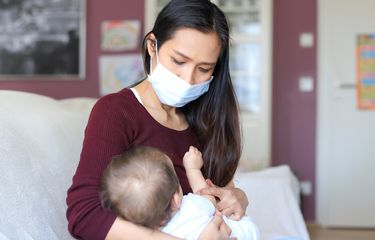 Ibu Terinfeksi Covid-19, Bolehkah Menyusui Bayinya? Ini Kata ...