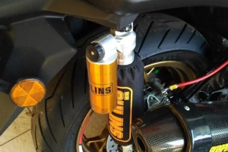 Ilustrasi sarung atau cover sokbreker motor matik