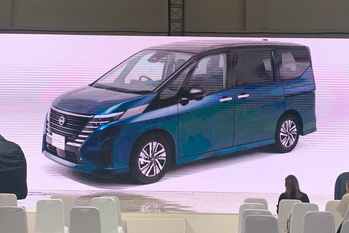 Nissan Serena e Power цвета синий бордовый. Ниссан серена е пауэр