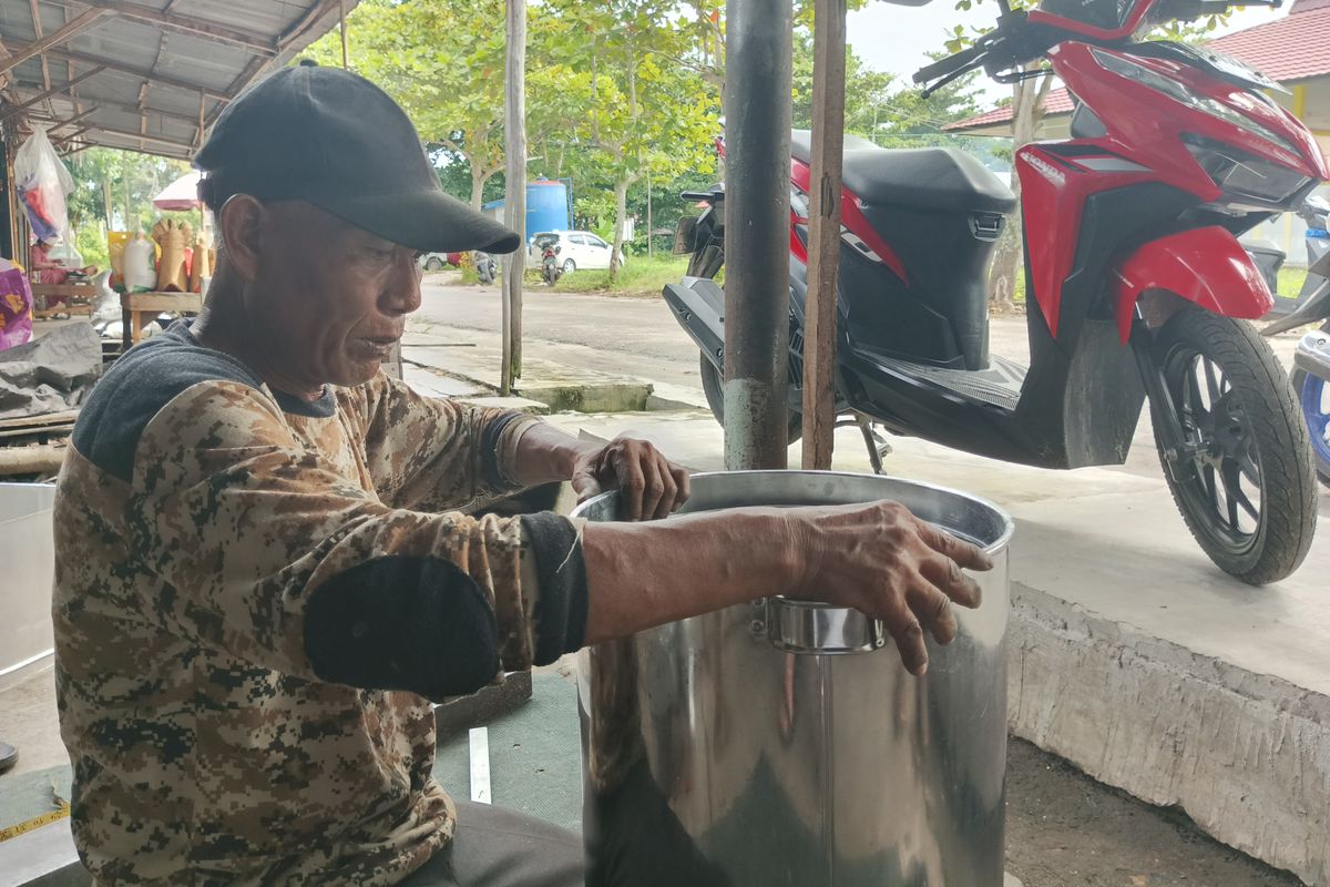 Kisah Ujang Nuryadien, Tukang Servis Panci di Palangka Raya yang Sukses Sekolahkan Anak hingga S2